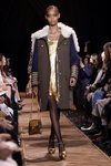 Vestido corto dorado de Michael Kors en la New York Fashion Week 2019
