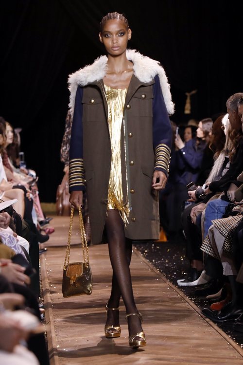 Vestido corto dorado de Michael Kors en la New York Fashion Week 2019