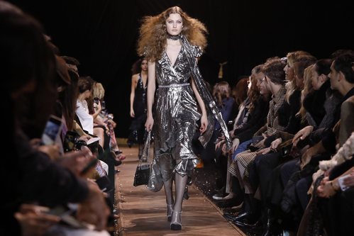 Vestido asimétrico plateado de Michael Kors en la New York Fashion Week 2019