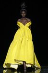 Modelo con un vestido de la temporada de otoño 2019 de Marc Jacobs en la Semana de la Moda de Nueva York 2019