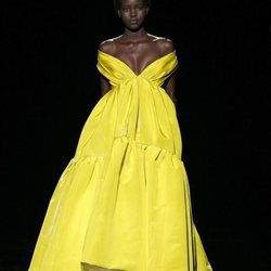 Modelo con un vestido de la temporada de otoño 2019 de Marc Jacobs en la Semana de la Moda de Nueva York 2019
