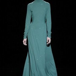 Modelo con un vestido verde agua de la temporada de otoño 2019 de Marc Jacobs en la Semana de la Moda de Nueva York 2019