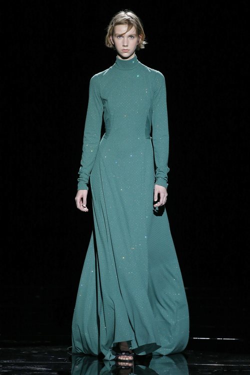 Modelo con un vestido verde agua de la temporada de otoño 2019 de Marc Jacobs en la Semana de la Moda de Nueva York 2019