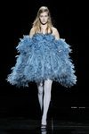 Modelo con un vestido de plumas de la temporada de otoño 2019 de Marc Jacobs en la Semana de la Moda de Nueva York 2019
