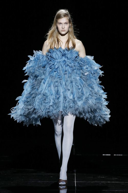Modelo con un vestido de plumas de la temporada de otoño 2019 de Marc Jacobs en la Semana de la Moda de Nueva York 2019