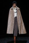 Modelo con un abrigo de la temporada de otoño 2019 de Marc Jacobs en la Semana de la Moda de Nueva York