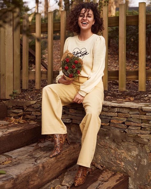 Modelo con un conjunto primaveral de la colección de primavera de  H&M 2019