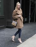 Nicky Hilton con vaqueros y abrigo largo