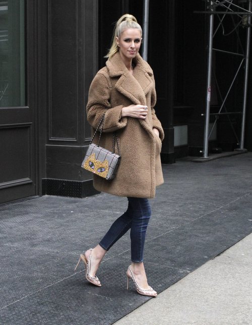 Nicky Hilton con vaqueros y abrigo largo