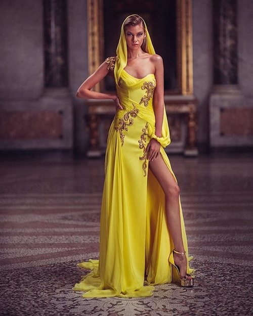 Vestido largo amarillo de la colección primavera/verano 2019 de 'Atelier Versace'