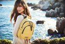 Ariadne Artiles con mochila de la colección SS19 de Pikolinos