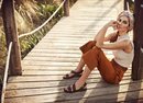 Ariadne Artiles con sandalias marrones de la colección SS19 de Pikolinos
