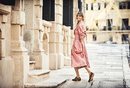 Ariadne Artiles con zapatos negros calados de la colección SS19 de Pikolinos