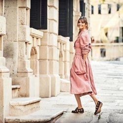 Ariadne Artiles con zapatos negros calados de la colección SS19 de Pikolinos