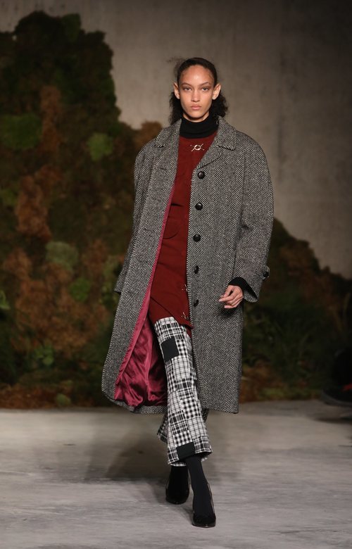 Abrigo oversize de la colección otoño/invierno 2019 de Alexa Chung