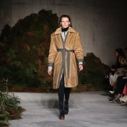 Abrigo de piel de la colección otoño/invierno 2019 de Alexa Chung