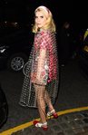 Paloma Faith con un abrigo transparente