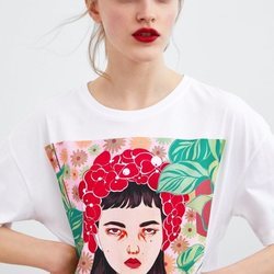 Camiseta blanca estampada de Bijou Karman para la colección 'Women in Art' de Zara TRF 2019