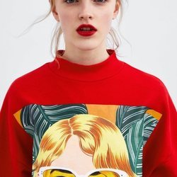 Sudadera roja con cuello de Bijou Karman para la colección 'Women in Art' de Zara TRF 2019