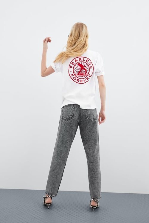 Camiseta blanca inspirada en Queens de la colección 'Women in Art' de Zara TRF 2019