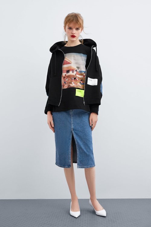 Camiseta negra estampada de Thani Mara para la colección 'Women in Art' de Zara TRF 2019