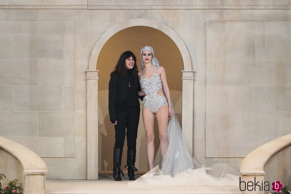 Virginie Viard junto a una modelo en el desfile de Alta Costura de Chanel primavera/verano 2019