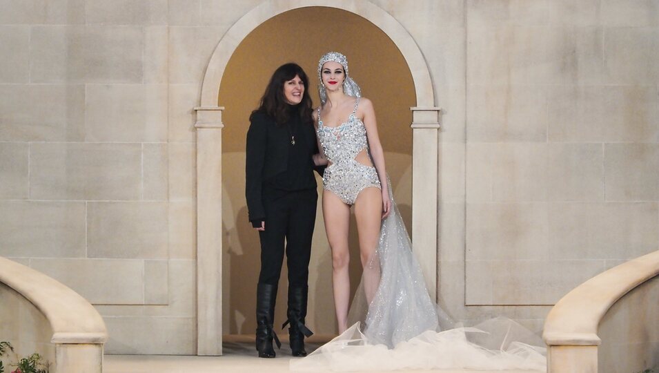 Virginie Viard junto a una modelo en el desfile de Alta Costura de Chanel primavera/verano 2019