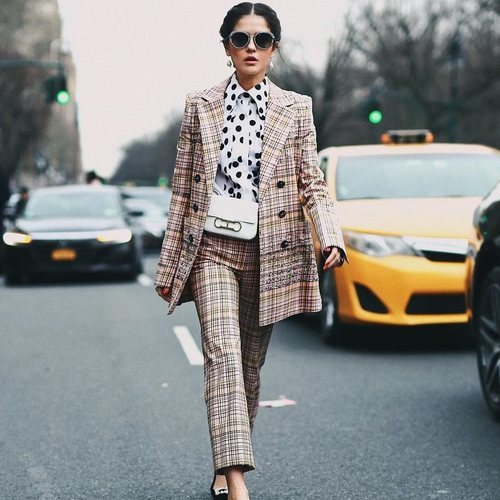 Modelo luciendo un traje de Carolina Herrera 2019