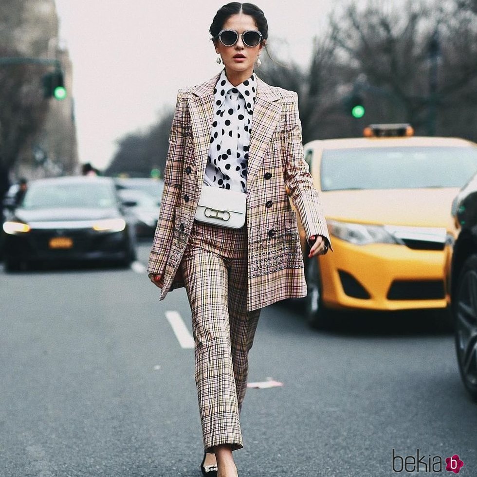 Modelo luciendo un traje de Carolina Herrera 2019