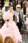 Karl Lagerfeld y Lily Rose Deep vestida de Chanel