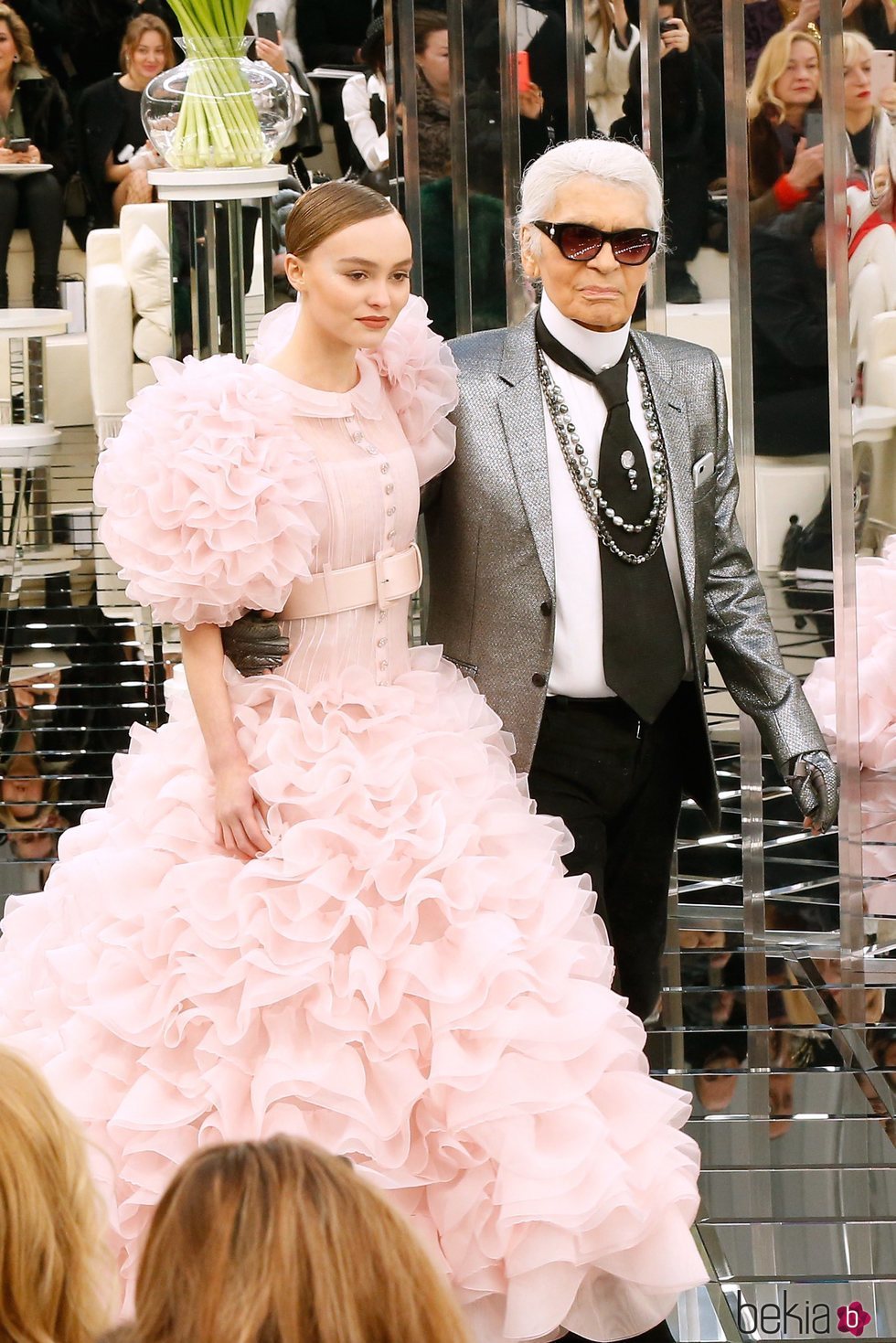 Karl Lagerfeld y Lily Rose Deep vestida de Chanel