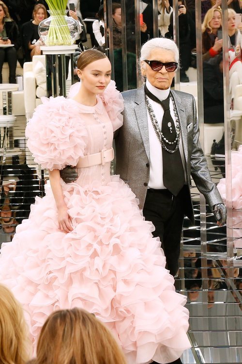 Karl Lagerfeld y Lily Rose Deep vestida de Chanel