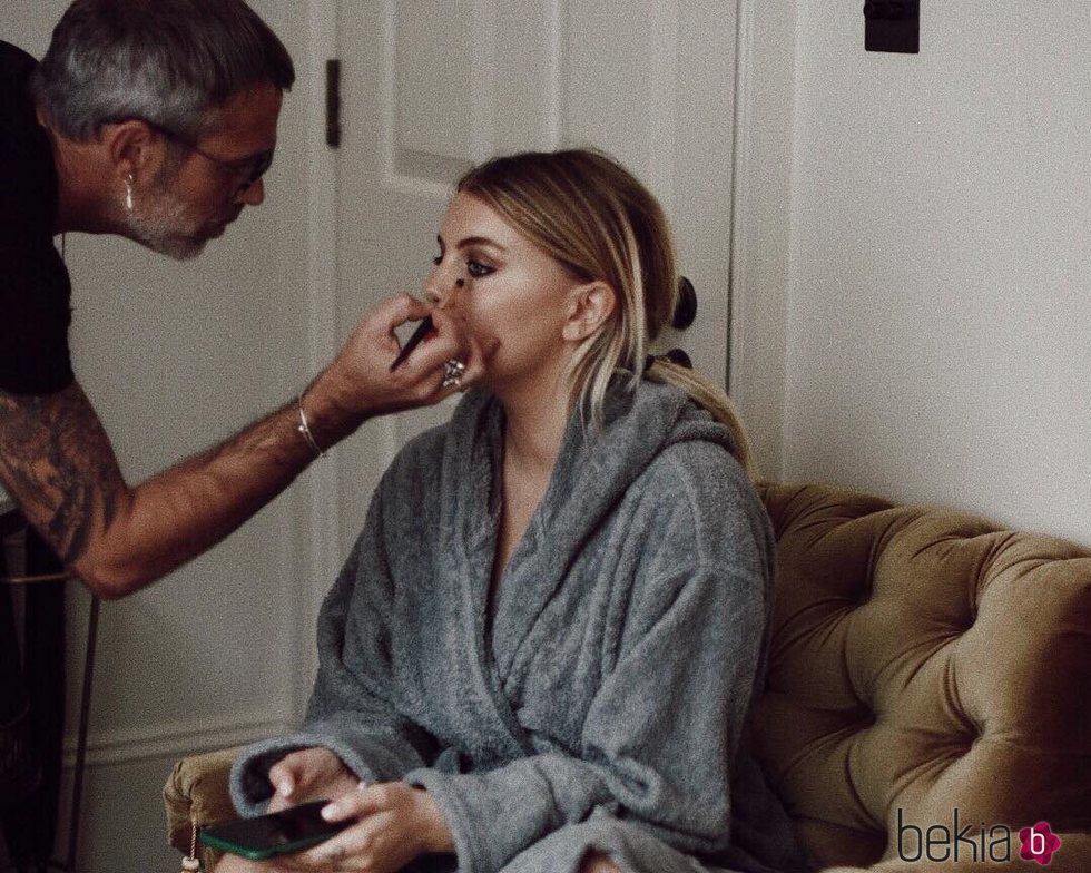 La influencer Gigi Vives maquillándose para un desfile