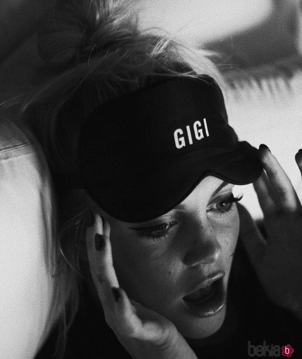 La influencer Gigi Vives con antifaz con su nombre grabado