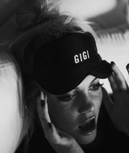 La influencer Gigi Vives con antifaz con su nombre grabado
