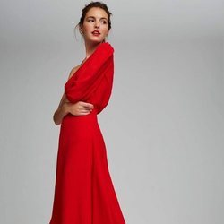 Vestido rojo de la colección de Dolores Promesas colección primavera 2019