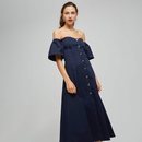 Modelo con un vestido azul marino de la colección de Dolores Promesas colección primavera 2019