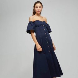 Modelo con un vestido azul marino de la colección de Dolores Promesas colección primavera 2019