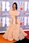 Maya Jama con un vestido pomposo en los Brit Awards 2019