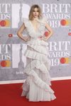 Suki Waterhouse con un vestido de encaje en los Brit Awards 2019