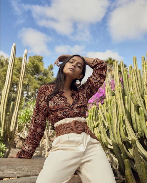 Modelo luciendo prendas de la colección de primavera 2019 de Lefties