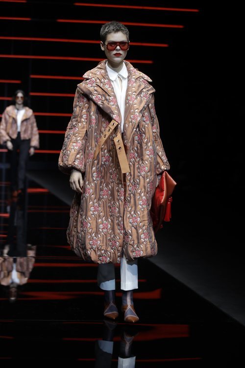 Modelo luciendo un abrigo otoño/invierno 2019/2020 de Armani