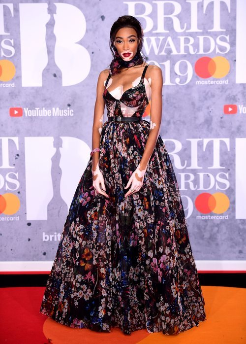 Winnie Harlow en la alfombra roja de los Premios Brit 2019 con un vestido de flores