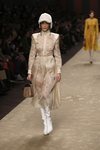 Bella Hadid con un vestido superpuesto a un body en el desfile otoño/invierno 2019/2020 de Fendi