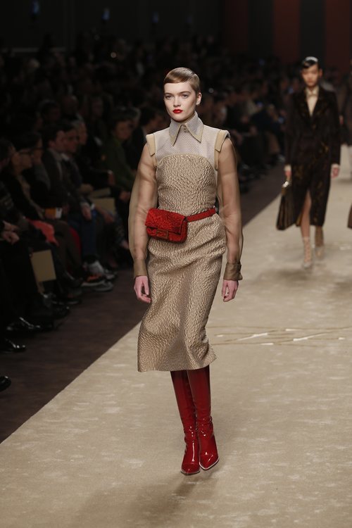 Modelo con un vestido en tonos marrones y complementos rojos en el desfile otoño/invierno 2019/2020 de Fendi