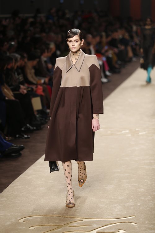 Kaia Gerber con un abrigo tres cuartos bicolor en el desfile otoño/invierno 2019/2020 de Fendi