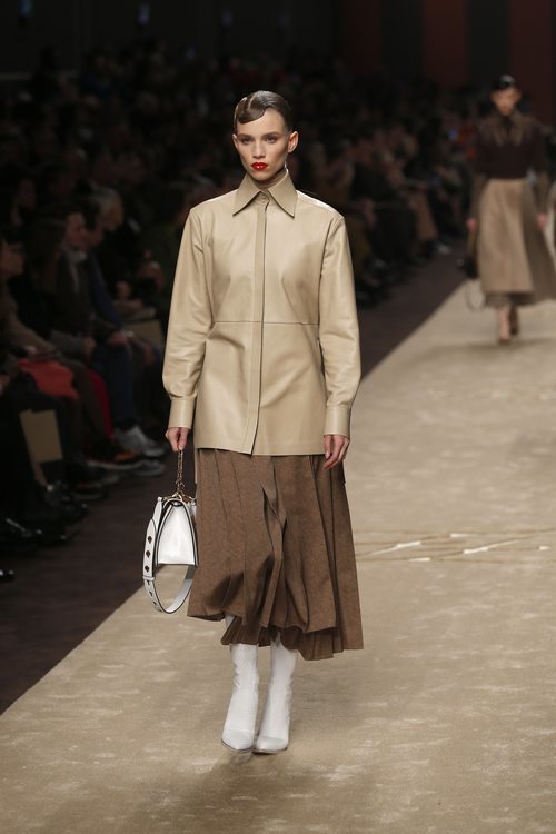 Modelo con un abrigo sobre una falda midi en el desfile otoño/invierno 2019/2020 de Fendi
