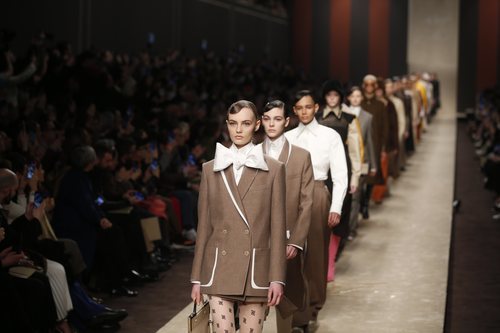 Carrusel de modelos en en el desfile otoño/invierno 2019/2020 de Fendi