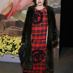 Helena Bonham Carter acudiendo a la London Fashion Week 2019 con conjunto escocés