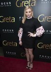 Chloë Grace Moretz en la premier de la película Greta con un vestido negro y mangas